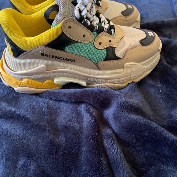 Shoes - Picture 3 of 7